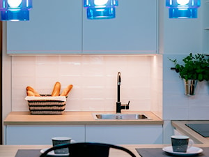 Przytulna kawalerka - Mała otwarta z salonem biała z podblatowym zlewozmywakiem kuchnia w kształcie litery u, styl skandynawski - zdjęcie od DreamHouse