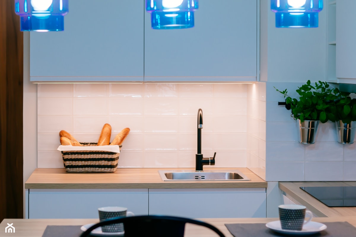 Przytulna kawalerka - Mała otwarta z salonem biała z podblatowym zlewozmywakiem kuchnia w kształcie litery u, styl skandynawski - zdjęcie od DreamHouse - Homebook