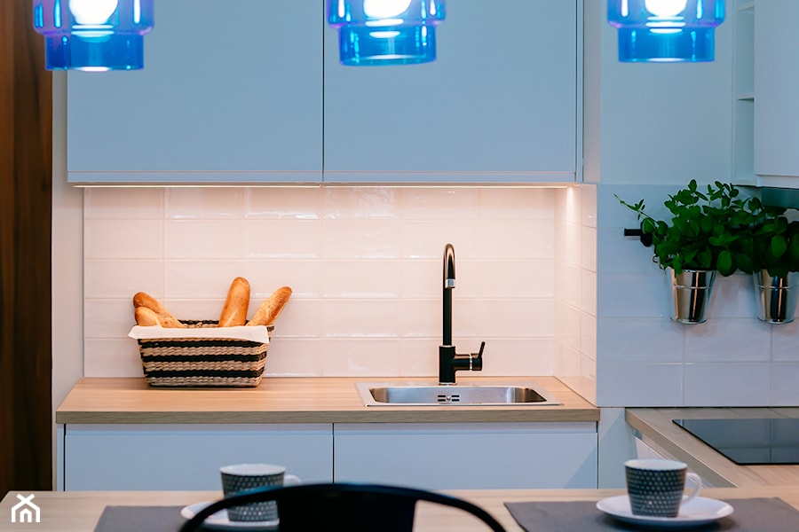 Przytulna kawalerka - Mała otwarta z salonem biała z podblatowym zlewozmywakiem kuchnia w kształcie litery u, styl skandynawski - zdjęcie od DreamHouse