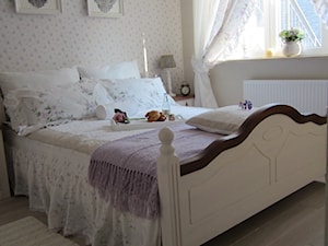 Magiczne 40m2 - Średnia beżowa szara sypialnia, styl prowansalski - zdjęcie od DreamHouse