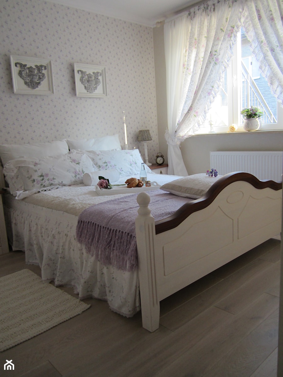 Magiczne 40m2 - Średnia beżowa szara sypialnia, styl prowansalski - zdjęcie od DreamHouse