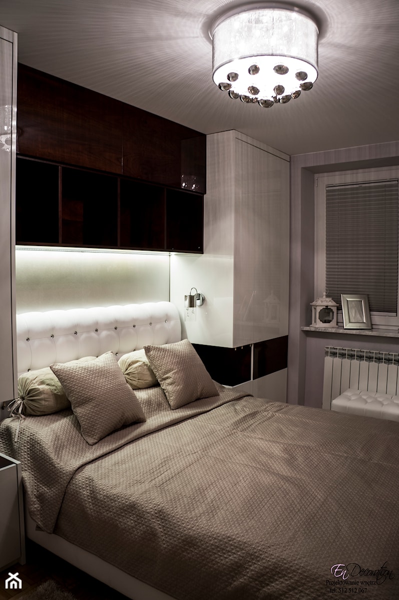 Mała biała sypialnia, styl glamour - zdjęcie od EnDecoration
