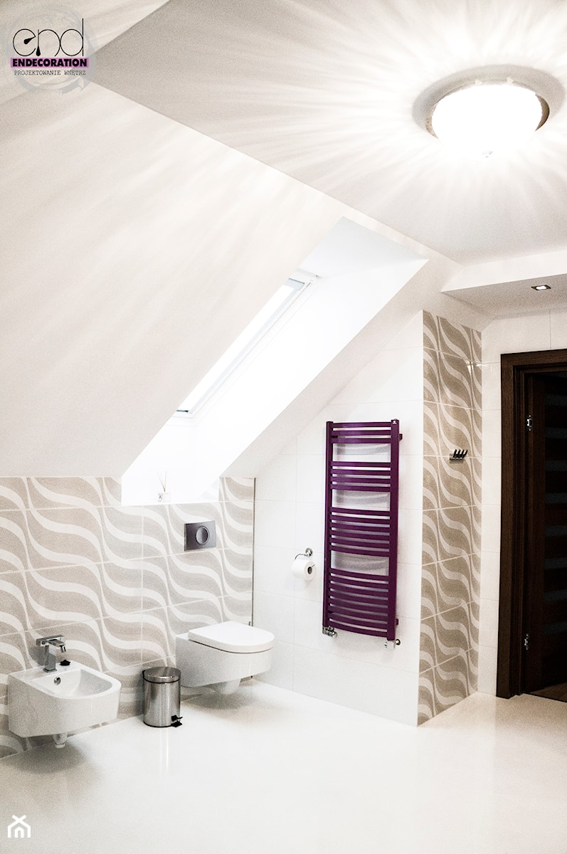 Biała łazienka z filetowym grzejnikiem - zdjęcie od EnDecoration