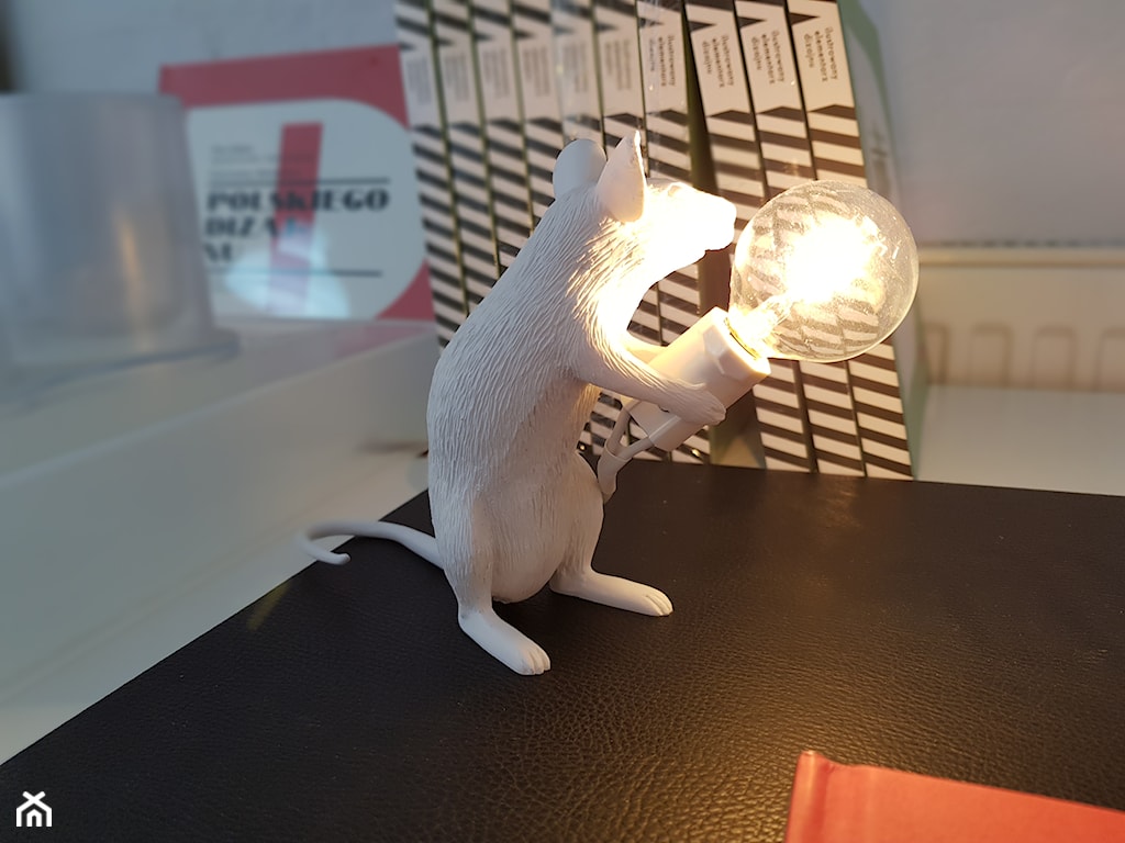 lampa w kształcie myszy, lampa mysz trzymająca żarówkę