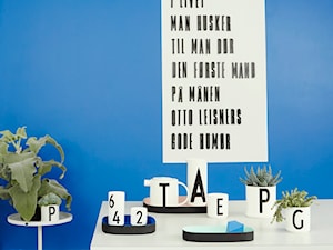 Mała niebieska jadalnia jako osobne pomieszczenie, styl skandynawski - zdjęcie od Fabryka Form