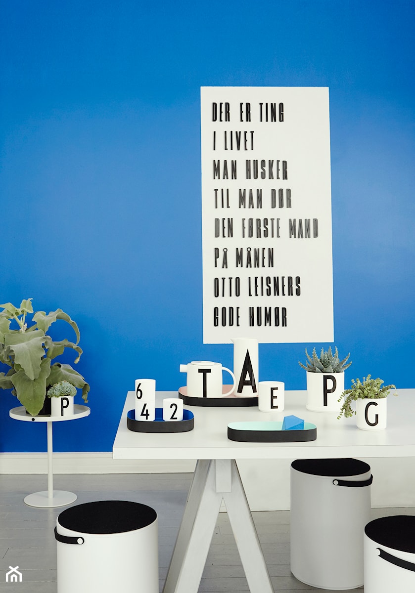 Mała niebieska jadalnia jako osobne pomieszczenie, styl skandynawski - zdjęcie od Fabryka Form