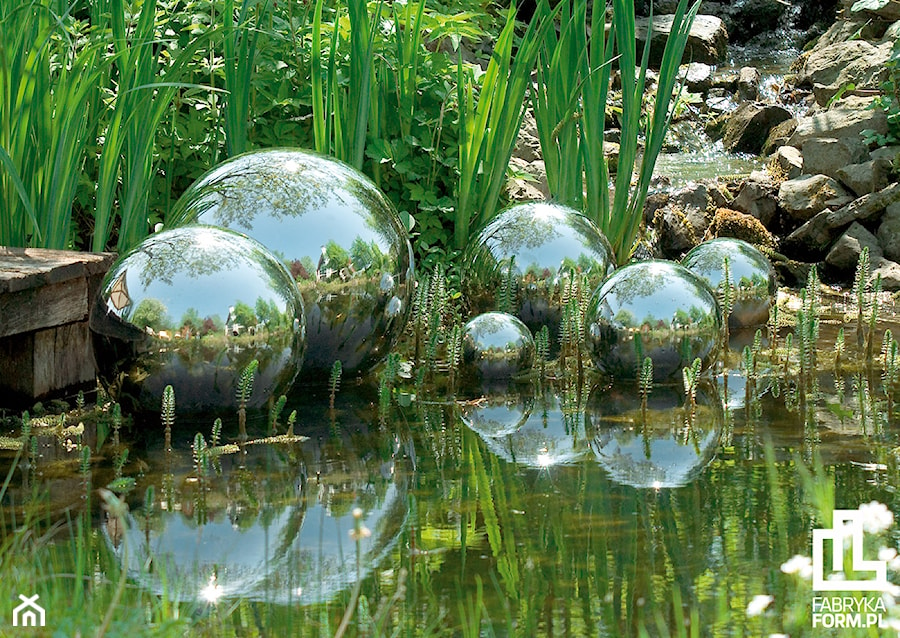 Kule Bola - minimalistyczne dekoracje ogrodowe marki Blomus - zdjęcie od Fabryka Form