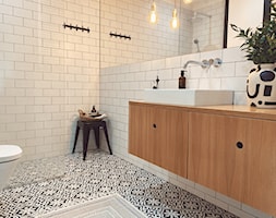 Biało czarna łazienka z drewnem - zdjęcie od BE. design studio - Homebook