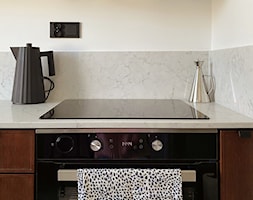 Biało drewniana kuchnia z marmurowym blatem - zdjęcie od BE. design studio - Homebook