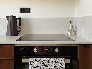 Biało drewniana kuchnia z marmurowym blatem - zdjęcie od BE. design studio
