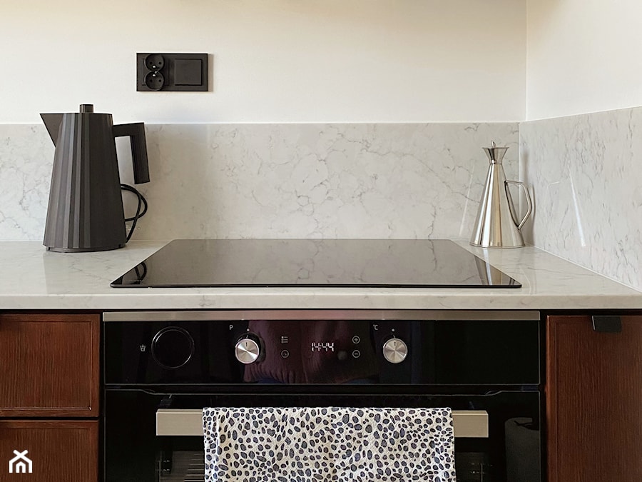 Biało drewniana kuchnia z marmurowym blatem - zdjęcie od BE. design studio