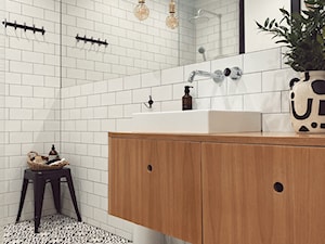 Biało czarna łazienka z drewnem - zdjęcie od BE. design studio