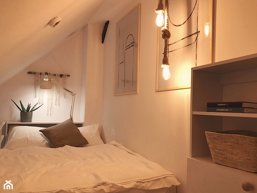 Klimatyczna sypialnia na antresoli - zdjęcie od BE. design studio