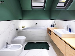Wnętrza domu o pow. 170 m2 - Średnia na poddaszu z lustrem z dwoma umywalkami z marmurową podłogą łazienka z oknem, styl nowoczesny - zdjęcie od BscProjekt
