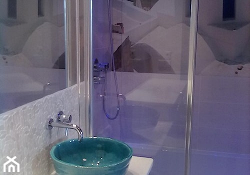 Aranżacje - Mała bez okna z lustrem z marmurową podłogą z punktowym oświetleniem łazienka, styl vintage - zdjęcie od Florisa