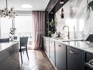 Apartament w stylu nowojorskim - realizacja - Średnia otwarta biała szara z zabudowaną lodówką z lodówką wolnostojącą z nablatowym zlewozmywakiem kuchnia jednorzędowa z oknem z marmurem nad blatem kuchennym, styl glamour - zdjęcie od Progetti Architektura