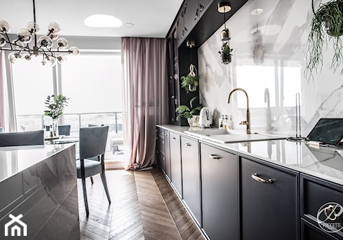 Apartament w stylu nowojorskim - realizacja - Średnia otwarta biała szara z zabudowaną lodówką z lodówką wolnostojącą z nablatowym zlewozmywakiem kuchnia jednorzędowa z oknem z marmurem nad blatem kuchennym, styl glamour - zdjęcie od Progetti Architektura
