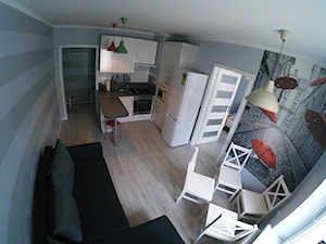 Mieszkanie 42 m Gdańsk METAMORFOZA - Mała szara jadalnia w salonie w kuchni, styl skandynawski - zdjęcie od Beata Grędzinska