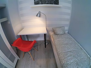 Mieszkanie 42 m Gdańsk METAMORFOZA - Mała niebieska z biurkiem sypialnia - zdjęcie od Beata Grędzinska