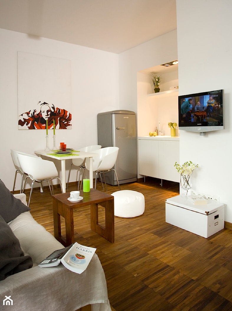 połączenie przestrzeni kuchni z salonem w małej kawalerce - zdjęcie od Lehmann Design - Homebook