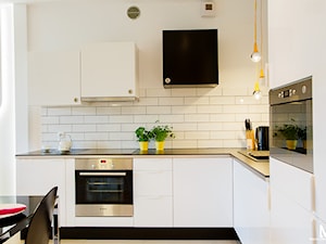 LEMON- mieszkanie na wynajem - Mała otwarta biała z zabudowaną lodówką kuchnia w kształcie litery l z oknem, styl nowoczesny - zdjęcie od Pracownia architektoniczna meridian