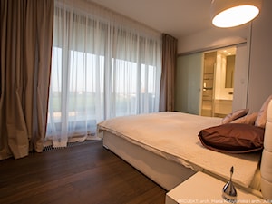 Apartament Angel Wings - Duża biała sypialnia z łazienką, styl nowoczesny - zdjęcie od Pracownia architektoniczna meridian