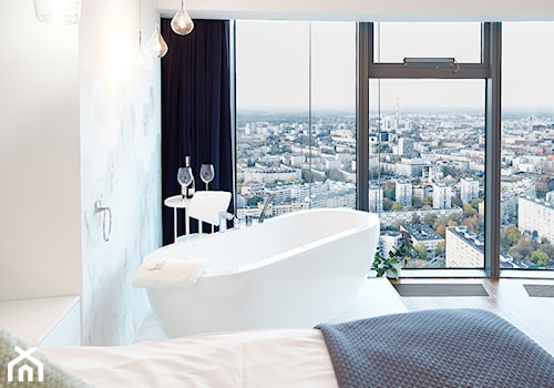 KONKURS Wnętrza Roku 2017 - Apartament Sky Tower 3 - Mała biała sypialnia z łazienką, styl nowoczesny - zdjęcie od Pracownia architektoniczna meridian