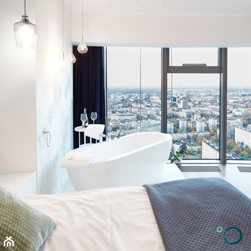 KONKURS Wnętrza Roku 2017 - Apartament Sky Tower 3 - Mała biała sypialnia z łazienką, styl nowoczesny - zdjęcie od Pracownia architektoniczna meridian