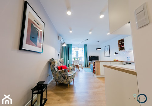 CHILI - mieszkanie na wynajem - Mały biały salon z kuchnią z jadalnią - zdjęcie od Pracownia architektoniczna meridian