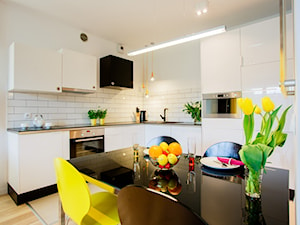 LEMON- mieszkanie na wynajem - Średnia otwarta z salonem biała z zabudowaną lodówką z podblatowym zlewozmywakiem kuchnia w kształcie litery l, styl nowoczesny - zdjęcie od Pracownia architektoniczna meridian