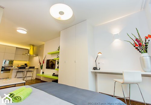 Apartament MANGO - Mała biała z biurkiem sypialnia, styl nowoczesny - zdjęcie od Pracownia architektoniczna meridian