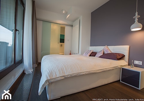Apartament Angel Wings - Średnia biała niebieska sypialnia z łazienką z balkonem / tarasem, styl nowoczesny - zdjęcie od Pracownia architektoniczna meridian