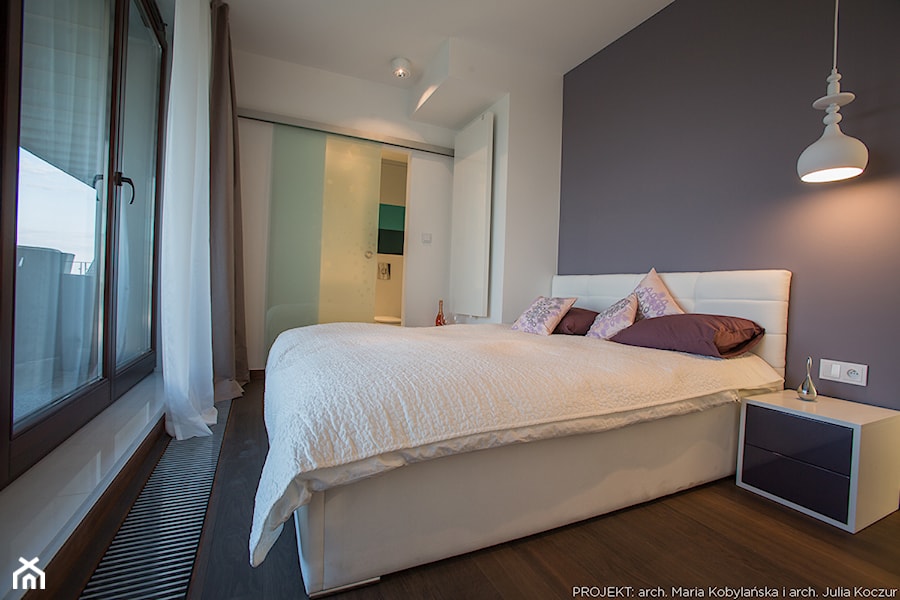 Apartament Angel Wings - Średnia biała niebieska sypialnia z łazienką z balkonem / tarasem, styl nowoczesny - zdjęcie od Pracownia architektoniczna meridian