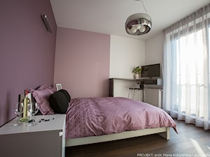 Apartament Angel Wings - Średnia różowa sypialnia z balkonem / tarasem, styl nowoczesny - zdjęcie od Pracownia architektoniczna meridian