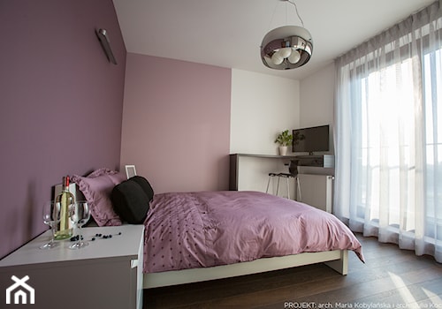 Apartament Angel Wings - Średnia różowa sypialnia z balkonem / tarasem, styl nowoczesny - zdjęcie od Pracownia architektoniczna meridian