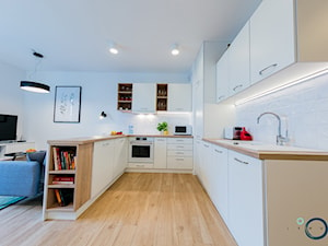 CHILI - mieszkanie na wynajem - Średnia otwarta z salonem biała z zabudowaną lodówką z lodówką wolnostojącą z nablatowym zlewozmywakiem kuchnia w kształcie litery u - zdjęcie od Pracownia architektoniczna meridian