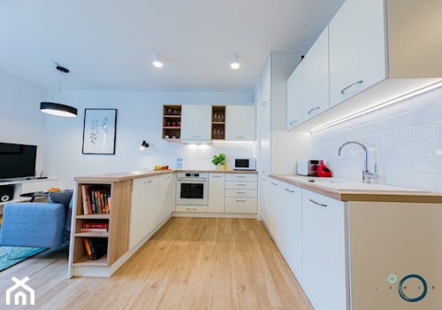 CHILI - mieszkanie na wynajem - Średnia otwarta z salonem biała z zabudowaną lodówką z lodówką wolnostojącą z nablatowym zlewozmywakiem kuchnia w kształcie litery u - zdjęcie od Pracownia architektoniczna meridian