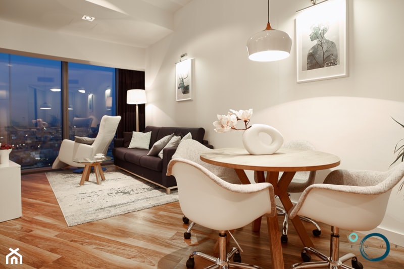Apartament Sky Tower 3 - Mały biały salon z jadalnią - zdjęcie od Pracownia architektoniczna meridian