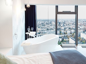 Apartament Sky Tower 3 - Średnia biała sypialnia z łazienką - zdjęcie od Pracownia architektoniczna meridian