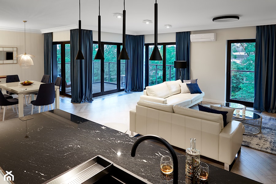 Apartament Angel River - Średni biały salon z kuchnią z jadalnią, styl glamour - zdjęcie od Pracownia architektoniczna meridian