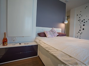 Apartament Angel Wings - Średnia biała niebieska sypialnia, styl nowoczesny - zdjęcie od Pracownia architektoniczna meridian