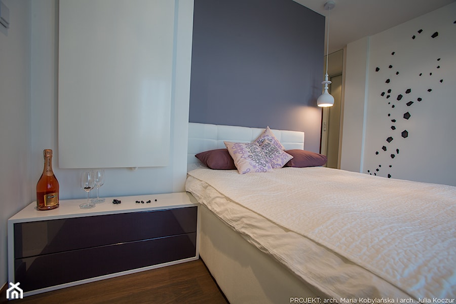 Apartament Angel Wings - Średnia biała niebieska sypialnia, styl nowoczesny - zdjęcie od Pracownia architektoniczna meridian