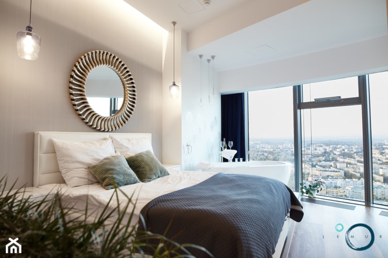 Apartament Sky Tower 3 - Duża biała sypialnia z łazienką - zdjęcie od Pracownia architektoniczna meridian