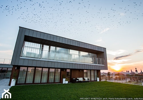 Apartament Angel Wings - Z meblami ogrodowymi z donicami na kwiaty taras z tyłu domu, styl nowoczesny - zdjęcie od Pracownia architektoniczna meridian