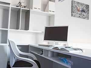 Apartament Angel Wings - Średnie z zabudowanym biurkiem białe z fotografiami na ścianie biuro, styl nowoczesny - zdjęcie od Pracownia architektoniczna meridian