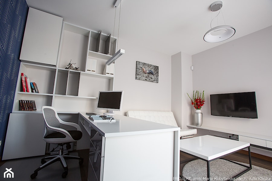 Apartament Angel Wings - Średnie z sofą z zabudowanym biurkiem białe niebieskie biuro, styl nowoczesny - zdjęcie od Pracownia architektoniczna meridian