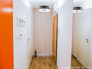 Apartament PAPAJA - Mały z wieszakiem biały hol / przedpokój, styl nowoczesny - zdjęcie od Pracownia architektoniczna meridian