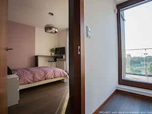Apartament Angel Wings - Średnia beżowa z biurkiem sypialnia z balkonem / tarasem, styl nowoczesny - zdjęcie od Pracownia architektoniczna meridian