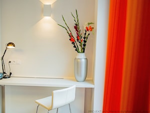 Apartament MANGO - Średnie z zabudowanym biurkiem białe biuro, styl nowoczesny - zdjęcie od Pracownia architektoniczna meridian