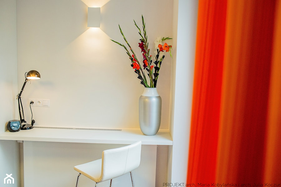 Apartament MANGO - Średnie z zabudowanym biurkiem białe biuro, styl nowoczesny - zdjęcie od Pracownia architektoniczna meridian